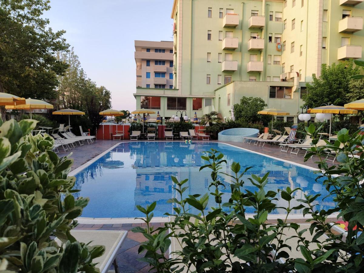 Hotel Prestigio Чезенатико Экстерьер фото