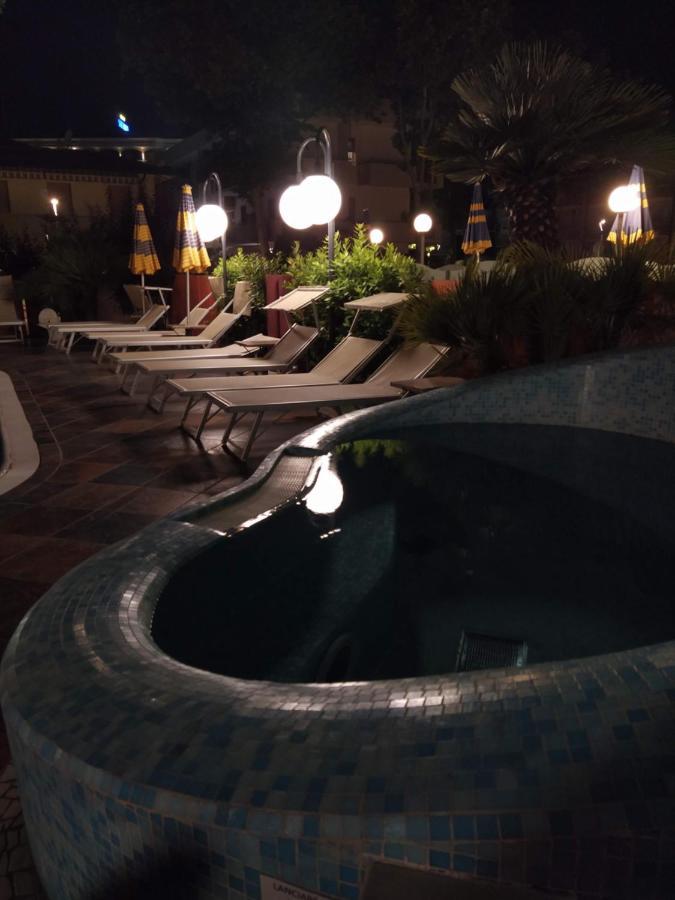 Hotel Prestigio Чезенатико Экстерьер фото