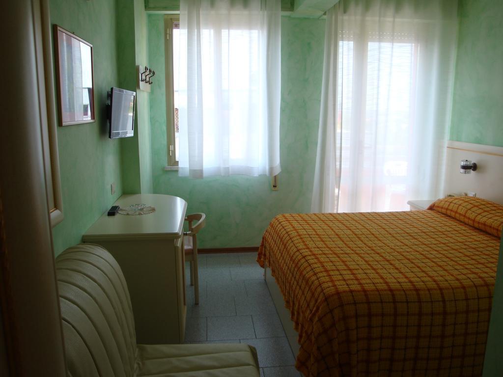Hotel Prestigio Чезенатико Номер фото