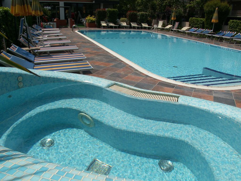 Hotel Prestigio Чезенатико Экстерьер фото