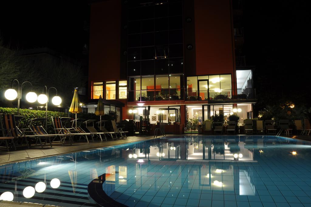 Hotel Prestigio Чезенатико Экстерьер фото
