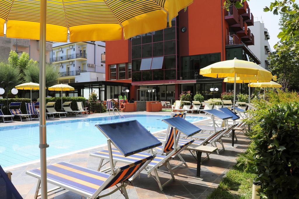 Hotel Prestigio Чезенатико Экстерьер фото
