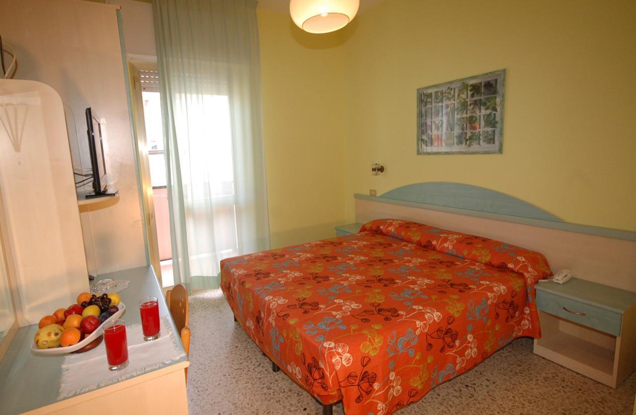 Hotel Prestigio Чезенатико Экстерьер фото