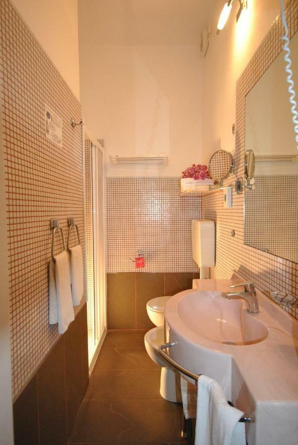 Hotel Prestigio Чезенатико Номер фото