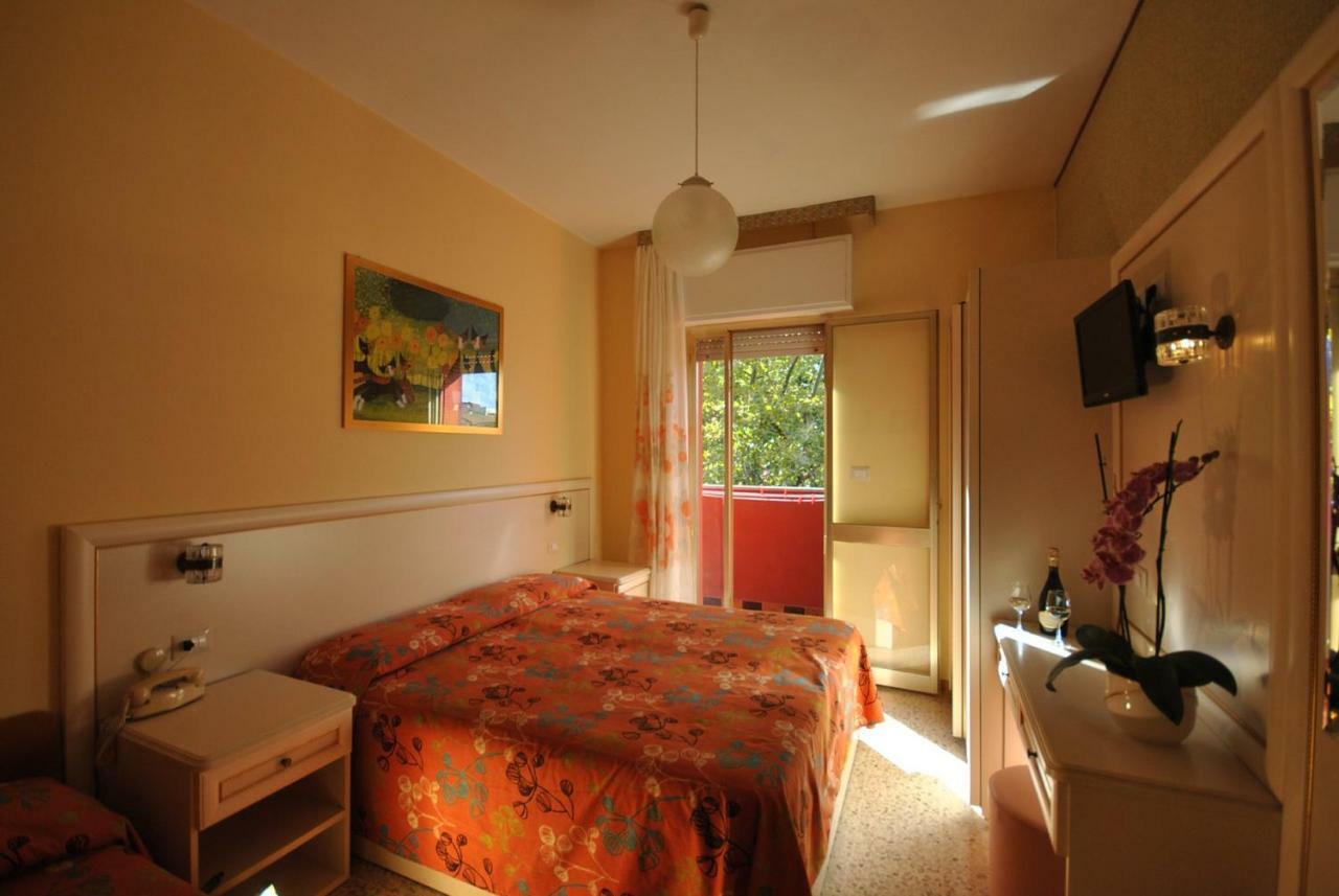 Hotel Prestigio Чезенатико Экстерьер фото